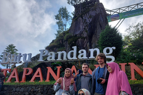 Viagem ao nascer do sol dourado no planalto de Dieng Sikunir com guia