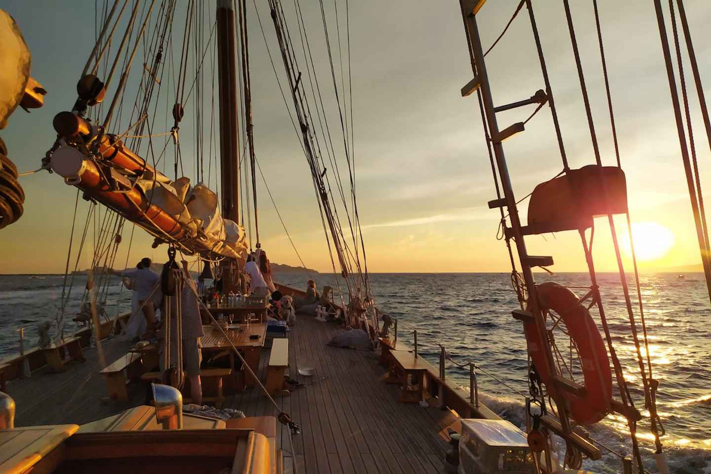 Croisière coucher de soleil aux îles du Frioul avec dîner