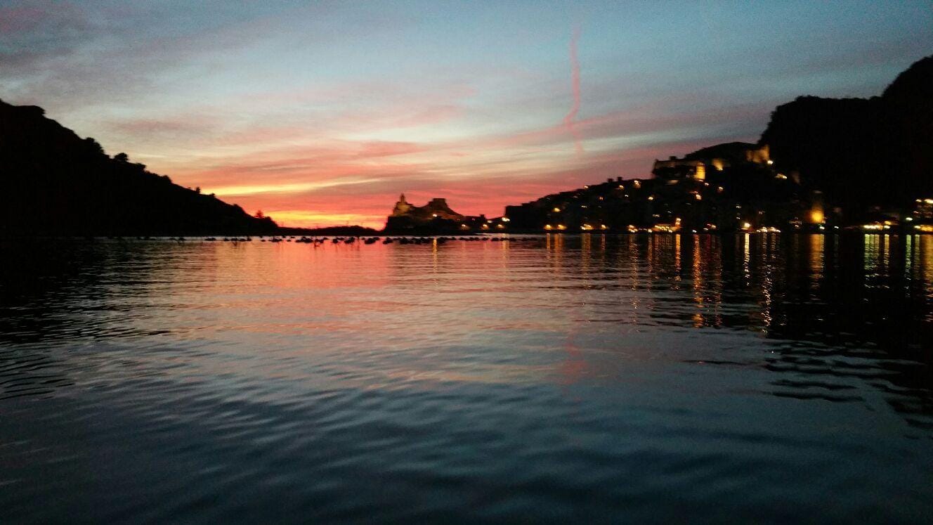Portovenere: Tour bei Sonnenuntergang mit Aperitif im Privatboot Gozzo