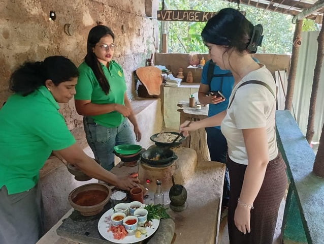 Kandy: Traditional Artisan Workshops & Spice Garden Tour