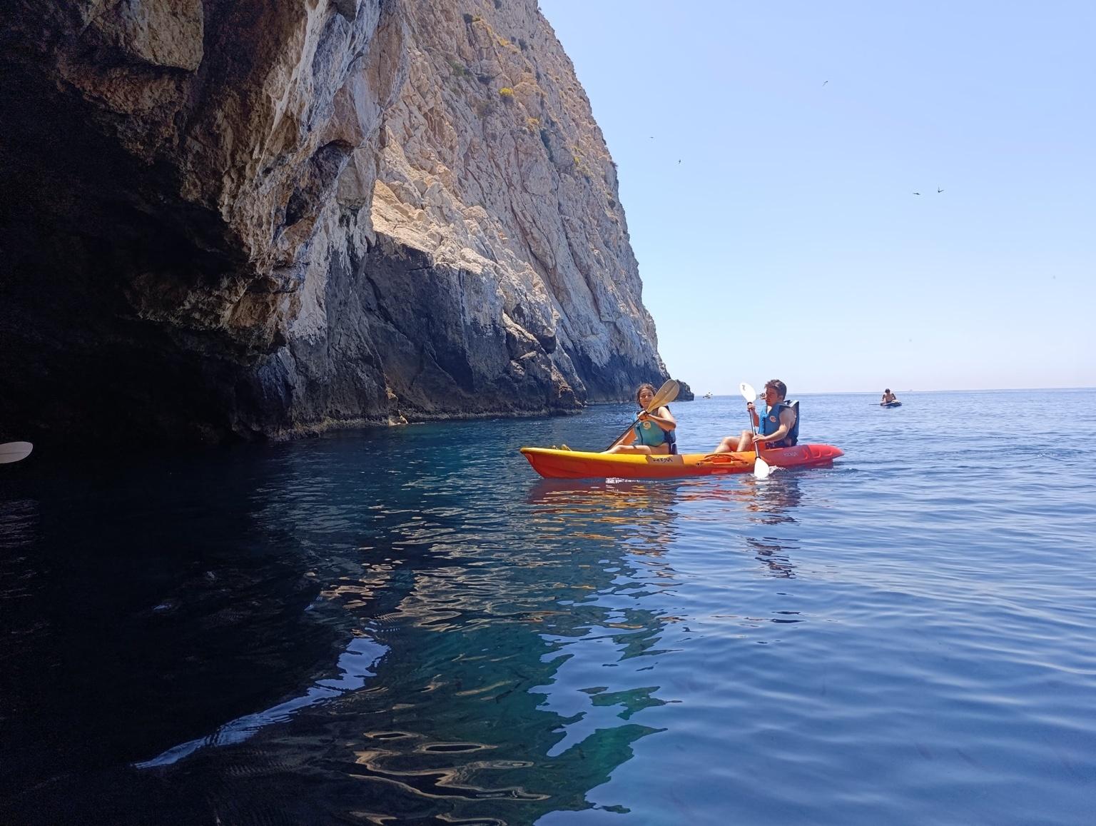 Naturgebiet Maro-Cerro Gordo: 2 Stunden Kajak (ohne Tourguide vor Ort). Höhlen & Klippen