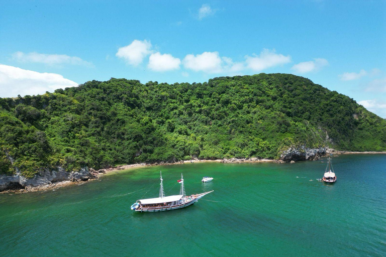 Búzios: Schooner Tour of 12 Beaches and 3 Islands with Stops for Swimming Búzios: Schooner Tour of 12 Beaches and 3 Islands with Swim Stops