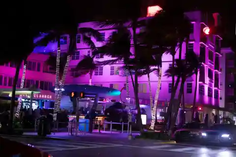 Miami: Party Sprinter - 4-Hour City Tour Extravaganza