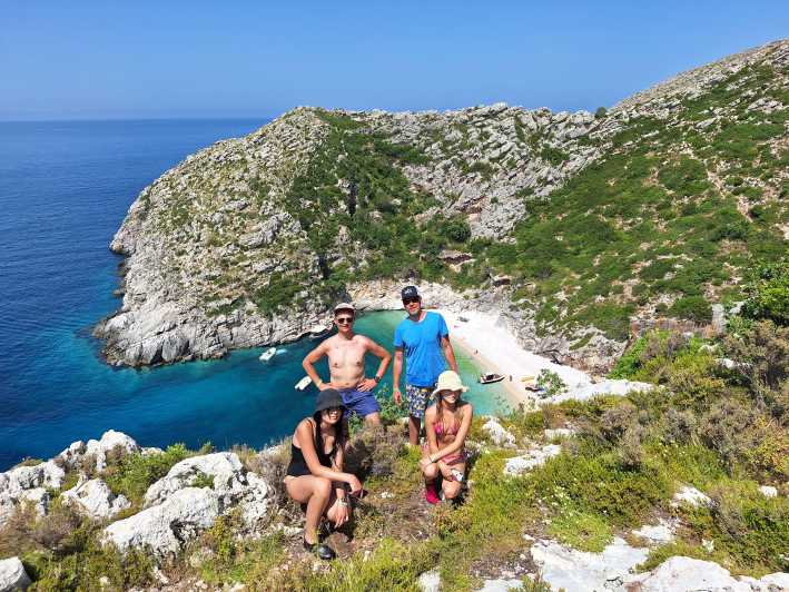 Vlorë: Excursión en lancha rápida a la bahía de Grama con snorkel y natación