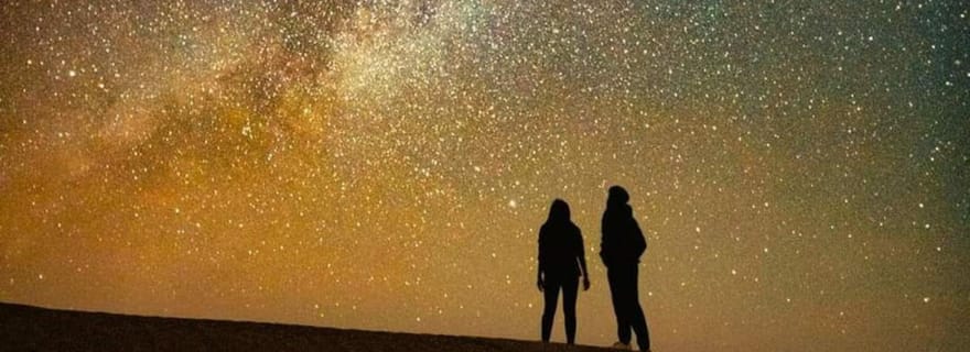 Découvrez des milliards d'étoiles avec le safari dans le désert à dos de chameau.