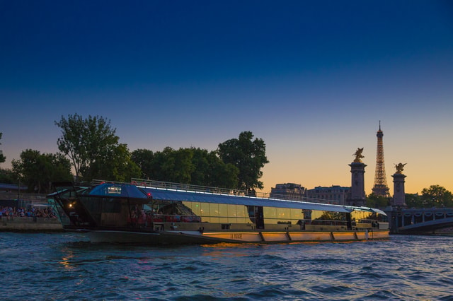 Paris : NYE Special Diner Cruise on the Seine River