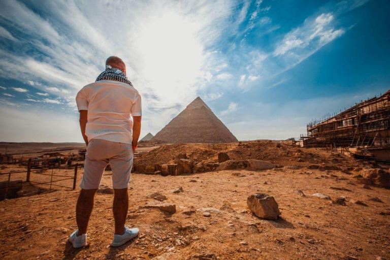 Le Caire : Visite privée à dos de chameau aux pyramides de GizehExcursion privée d'une journée aux pyramides de Gizeh avec promenade à dos de chameau