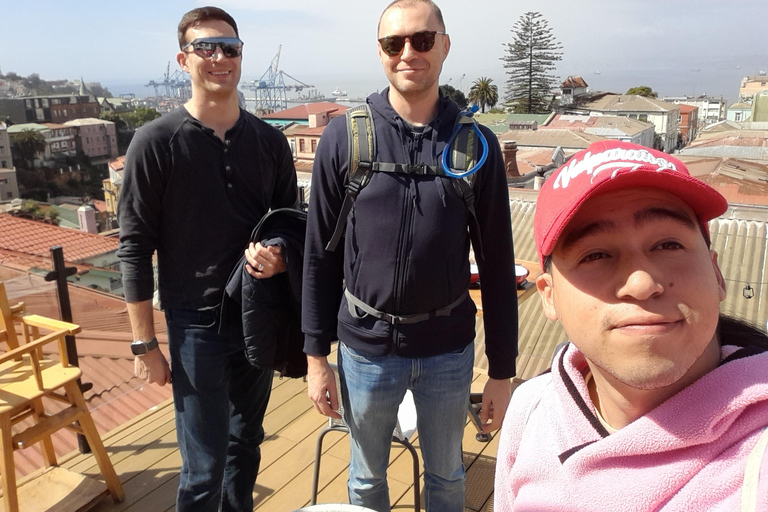 Valparaíso: LGBTour con corsa in funicolareValparaíso: tour LGBT con funicolare