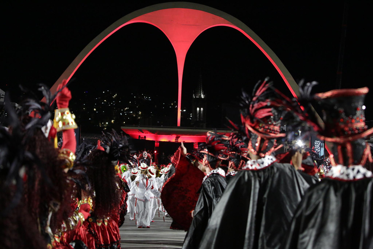 Carnevale di Rio 2026: biglietto con posto assegnato nel settore 9 e trasportoTrasferimento al Sambodromo – Si parte tra le 22:00 e le 22:30
