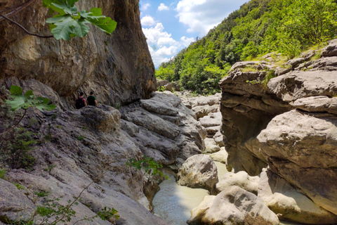 &quot;Pëllumbas grotta och Erzeni River: Vandring och simning&quot;