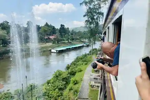 Bangkok : Marché flottant, rivière Kwai, visite du chemin de fer avec déjeuner