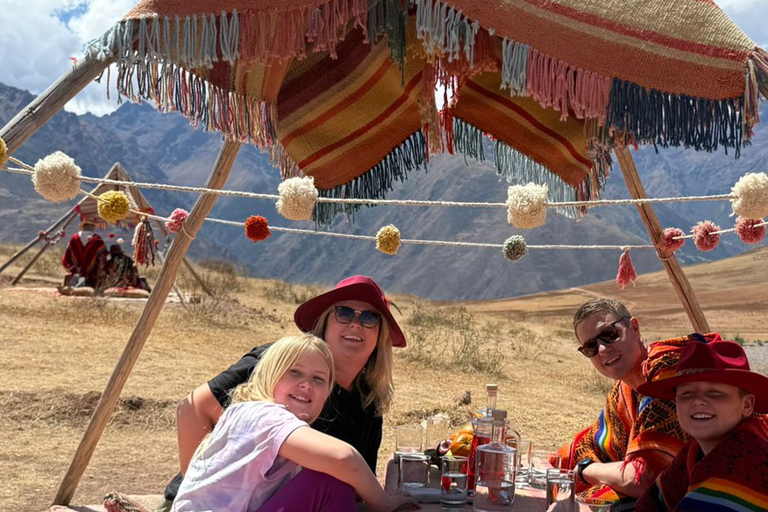 PICNIC CON LLAMA E ALPACA NELLA VALLE SACRA DI CUSCO, PERÙPicnic con lama e alpaca nella Valle Sacra di Cusco, Perù