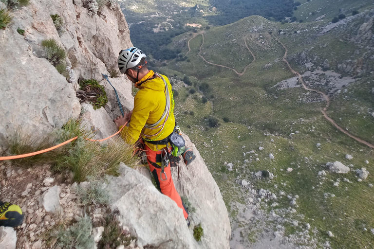 Escalada de longa distância no Peñón de IfachEscalada de via longa no Peñón de Ifach
