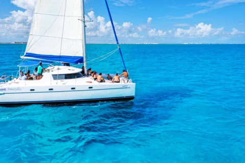 Isla Mujeres: Catamarán privado de medio día con snorkel