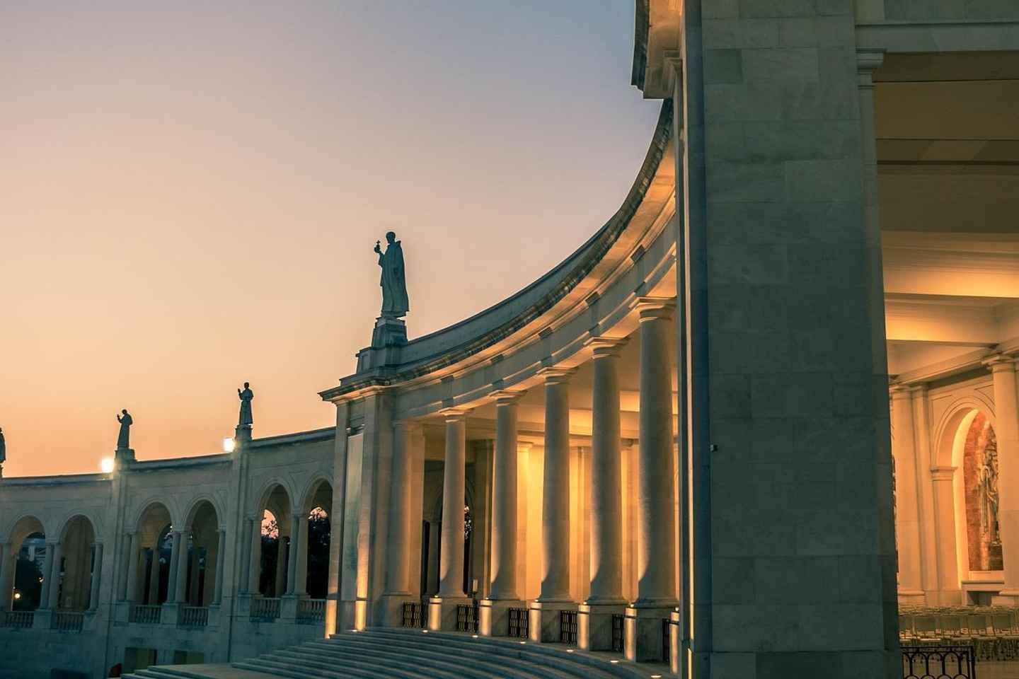 Lisbon: Sanctuary Fátima & Little Shepperd Town Guide Tour