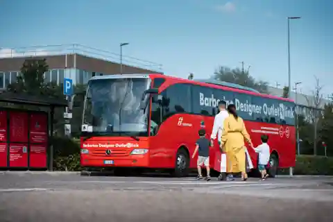 バルベリーノ デザイナー アウトレット: ローマ テルミニ発着の電車 + バス