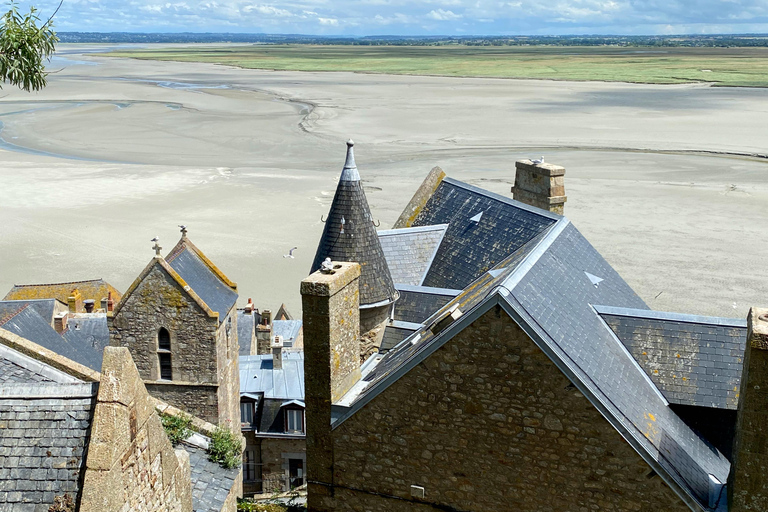 Visita privata con guida dal vivo di Mont Saint-Michel e Honfleur in MercedesPrivato Mont Saint-Michel, Honfleur da Parigi in Mercedes