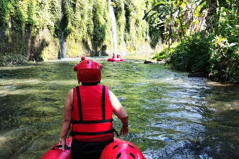 Aventura de tubagem em Bali: Flutuação refrescante através de selvas exuberantes