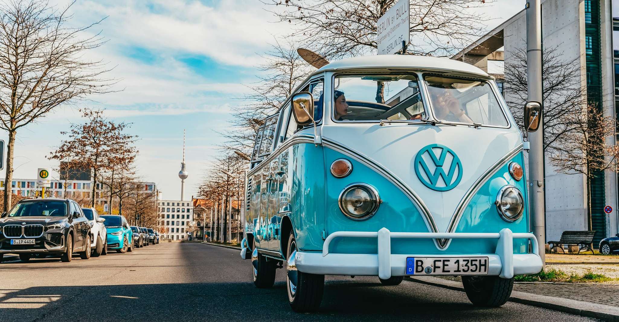 Berlin: Sightseeing Tour in Classic Volkswagen T1 Samba Bus