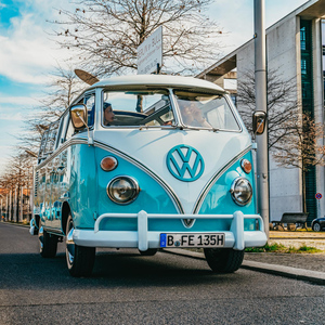 Berlin: Sightseeing Tour in Classic Volkswagen T1 Samba Bus