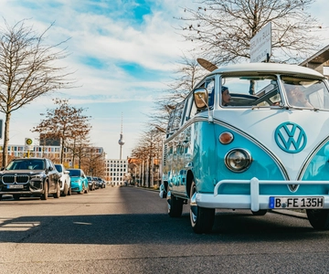 Berlin: Sightseeing Tour in Classic Volkswagen T1 Samba Bus