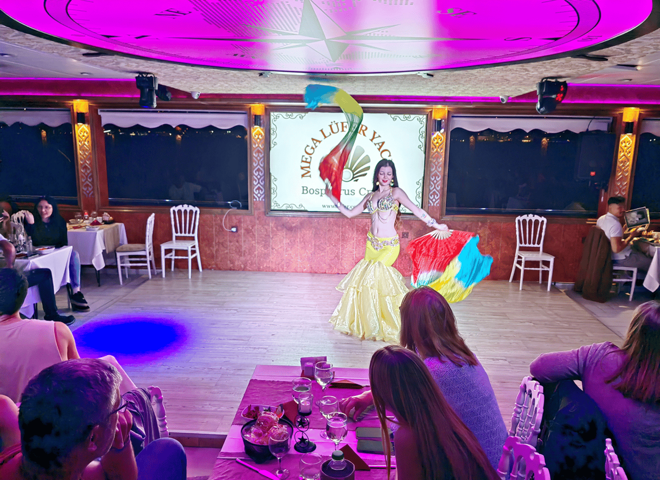 Istanbul: Bosporus-middagscruise og show med privat bord