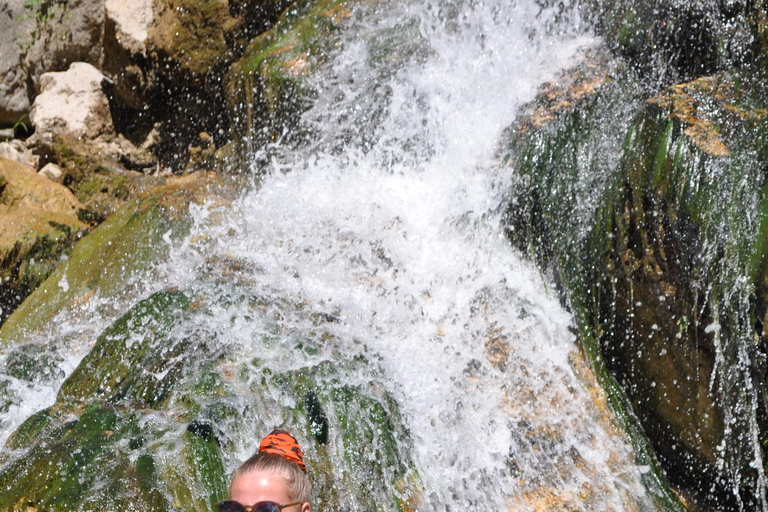 إطلالة على وادي ساباديري والجبل في ألانيا مع السباحةوادي ساباديري في ألانيا