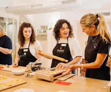 Preparazione della pasta a Roma con uno chef locale, vino e gelato