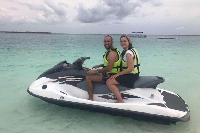 Zanzibar: Ekscytująca przygoda na skuterach wodnych na plaży Kiwengwa30 minut jazdy na skuterze wodnym. Bez odbioru z hotelu i transportu powrotnego.