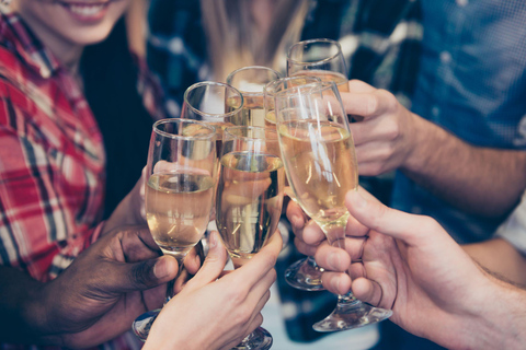 Enjoyable Advent tour: champagne, cookies & mulled wine in Würzburg Advent tour: Sparkling wine, cookies, mulled wine, and stories (German)