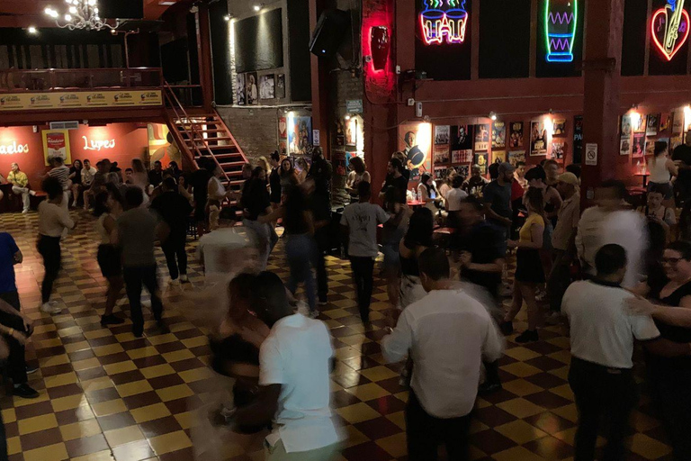 Cali Salsa Night: Immerse Yourself in La Topa Tolondra with a Local Host and Dancer