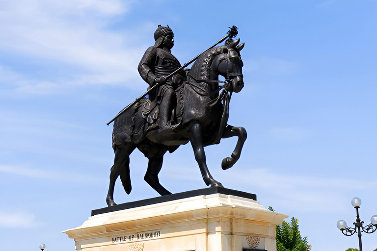 Udaipur: Sightseeing Tour by Tuk-Tuk or Car with a Driver Udaipur Tour By Car with a Guide