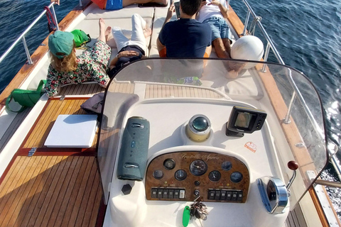 Procida : Excursion en bateau privé avec vue sur la mer et plongée en apnéeProcida Vue sur la mer