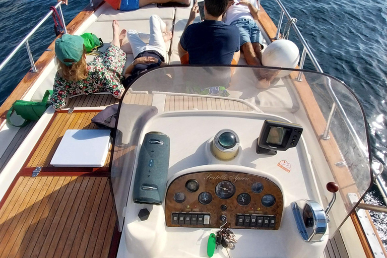 Procida : Excursion en bateau privé avec vue sur la mer et plongée en apnéeProcida Vue sur la mer