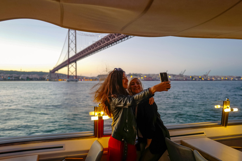 Lisbonne : Croisière sur le Tage au coucher du soleil avec boisson de bienvenueLisbonne : croisière au crépuscule sur le Tage, vin & en-cas