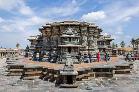 Da Bengaluru: Tour privato di Sravanbelgola, Belur e HalebiduTour privato di un giorno da Bengaluru a Hassan