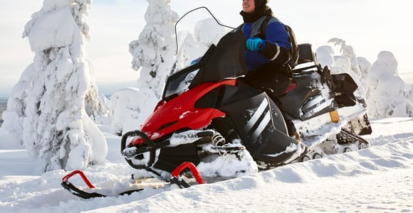 Von Rovaniemi aus: 2-stündige Schneemobilsafari