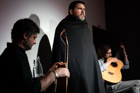 Porto: Concerto di Fado dal vivo con un bicchiere di Porto TawnyPorto: Concerto di Fado dal vivo con vino di Porto e audioguida