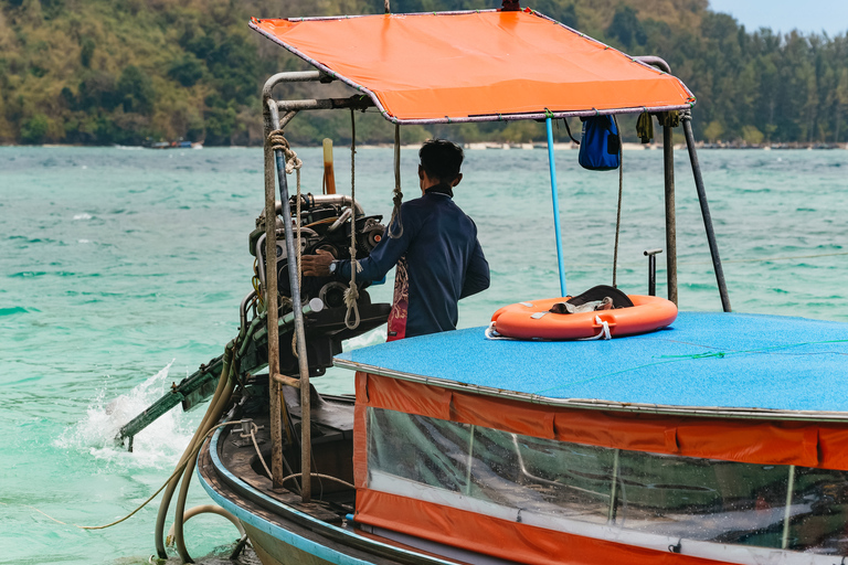 Krabi: Passeio pelas 4 ilhas em um barco de cauda longaPonto de encontro na praia de Railay