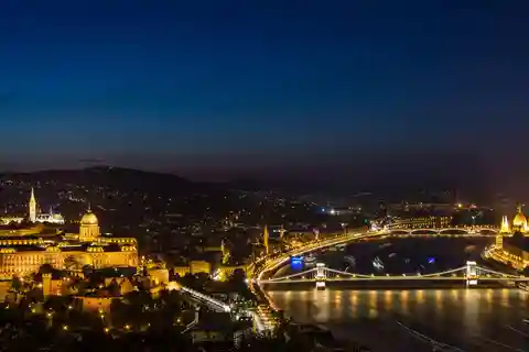 Lys upp Budapest: Privat 2-timmars kvällstur med lyxbil