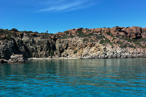 Lo mejor de Milos en velero: Kleftiko, playas y almuerzo griego