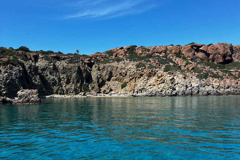 Lo mejor de Milos en velero: Kleftiko, playas y almuerzo griego
