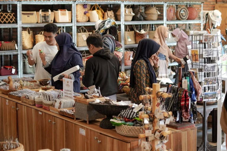 Yogyakarta: Malioboro Street Night Tour with Food Tasting