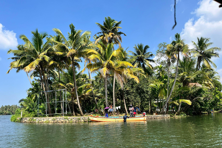 Kerala: Backwater Village Punting Boat Cruise with Lunch
