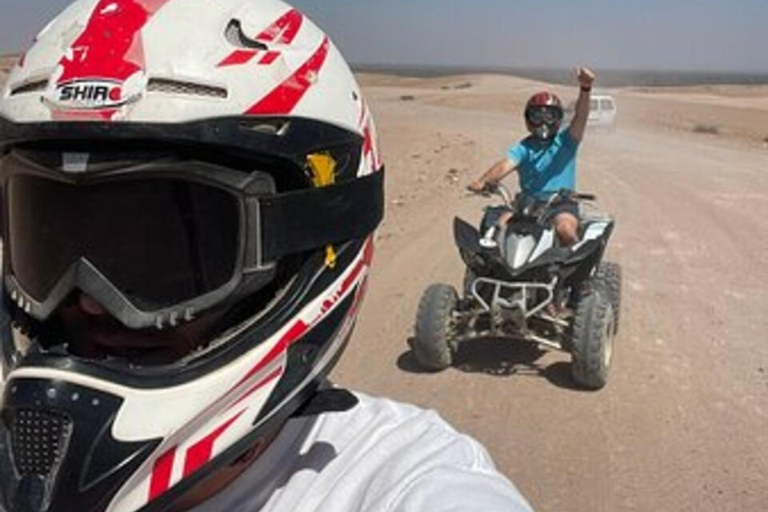 Marrakech: Quad nel deserto di Agafay con cena-spettacolo