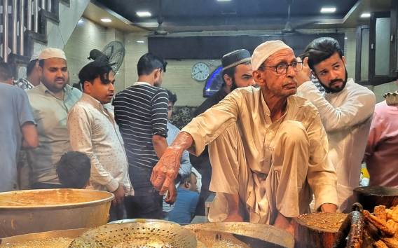 Delhi: Essenstour bei Nacht mit Abendessen und Tempelbesuch