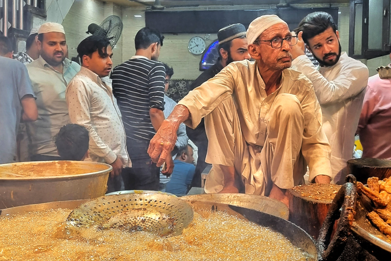 Delhi : Visite gastronomique de nuit avec dîner et visite d'un templeVisite gastronomique nocturne de Old Delhi avec dîner et visite d'un temple