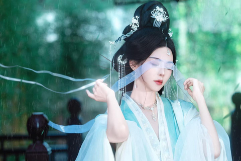 Old Shanghai: Hanfu Photoshoot Walking Tour Experience