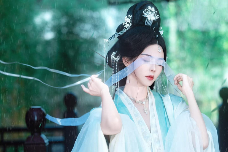 Old Shanghai: Hanfu Photoshoot Walking Tour Experience