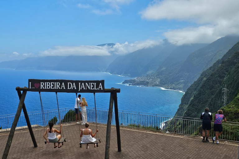 Madeira: Comfortable private tour with views and local guide (up to 4 people)